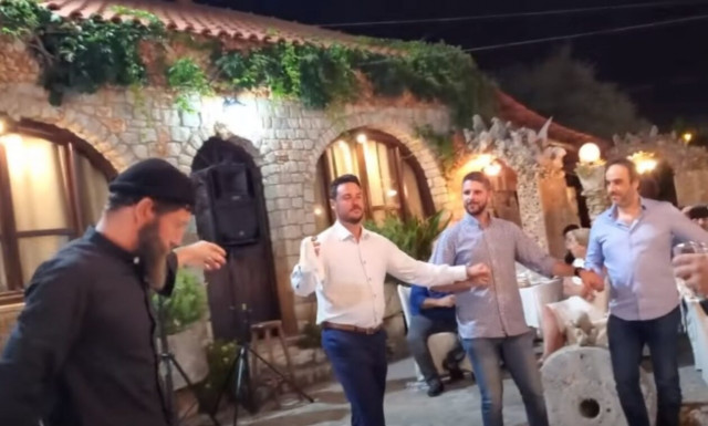 Ο Μαρτσάκης έπιασε το χορό με τσ’ Αμερκάνους κι έγινε χαμός!