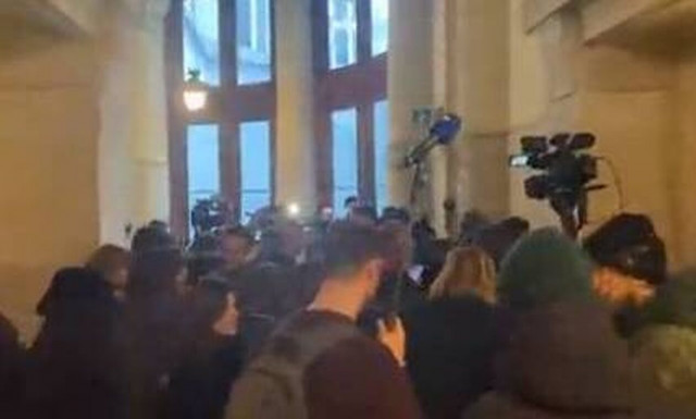 Εύα Καϊλή: «Πολιορκία» δημοσιογράφων στο δικαστικό μέγαρο Βρυξελλών