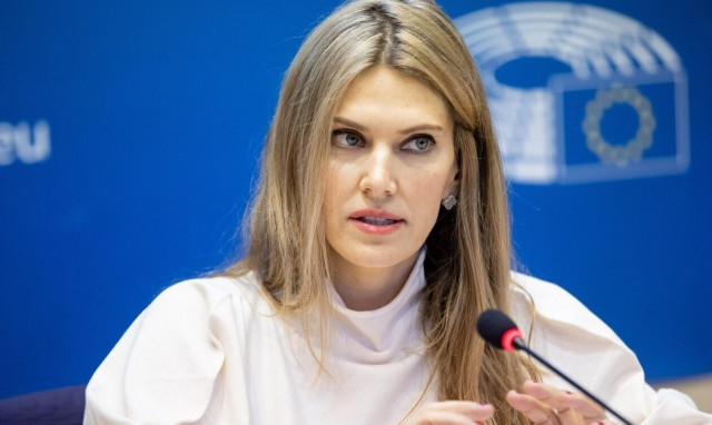 BILD για Καϊλή: Η Εύα θα δώσει το μήλο της διαφθοράς στον «Αδάμ»