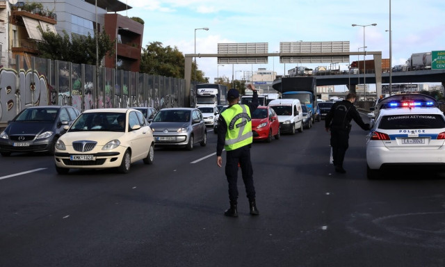 Καραμπόλα 4 αυτοκινήτων στην Εθνική - Ποιοι δρόμοι έχουν κίνηση