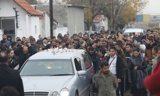 Πλήθος κόσμου στην κηδεία του 16χρονου Κώστα Φραγκούλη στον Εύοσμο