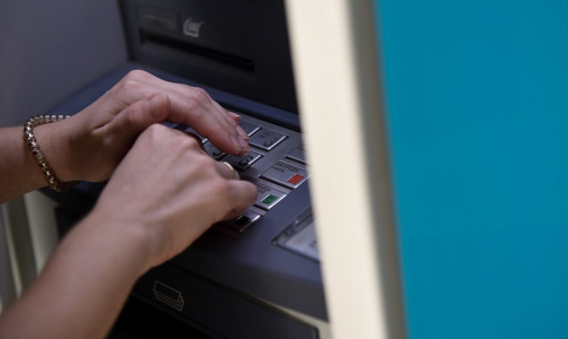 Έκτακτη οικονομική ενίσχυση - Επιδόματα: Ποιοι πληρώνονται και πότε