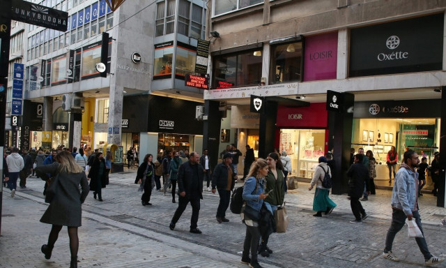 Εορταστικό ωράριο: Τι ώρα ανοίγουν και τι ώρα κλείνουν τα μαγαζιά