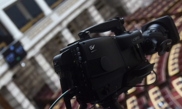 Ο βουλευτής μιλούσε στο βήμα, η σύζυγος στήριξε από τα θεωρεία