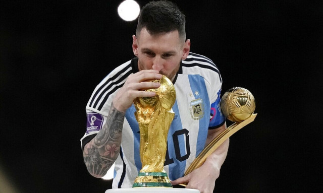 Τελικός Μουντιάλ 2022: Ο MVP Μέσι φίλησε το τρόπαιο – Η απονομή