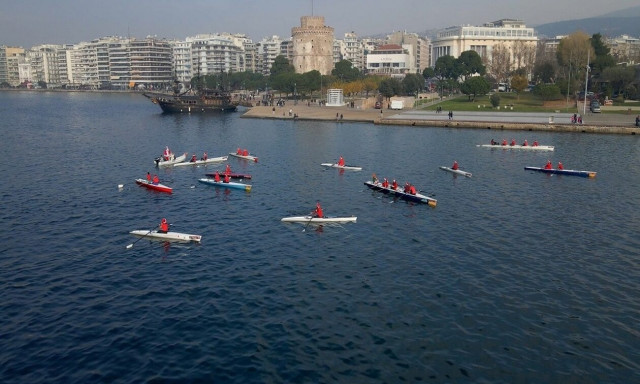 Θεσσαλονίκη: Αγιοβασίληδες «προσθαλασσώθηκαν» στον Θερμαϊκό