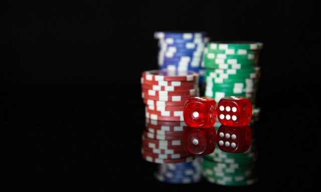 Ηράκλειο Κρήτης: Έντεκα συλλήψεις σε καφενείο όπου έπαιζαν ζάρια