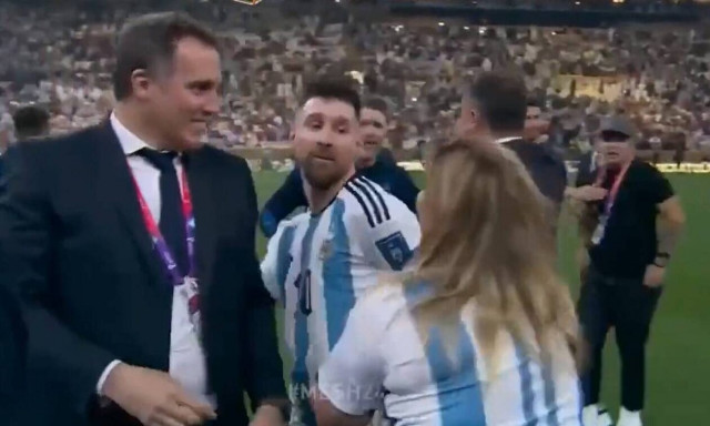Τελικός Μουντιάλ 2022: «Ντου» μαμάς Μέσι για να τον αγκαλιάσει!