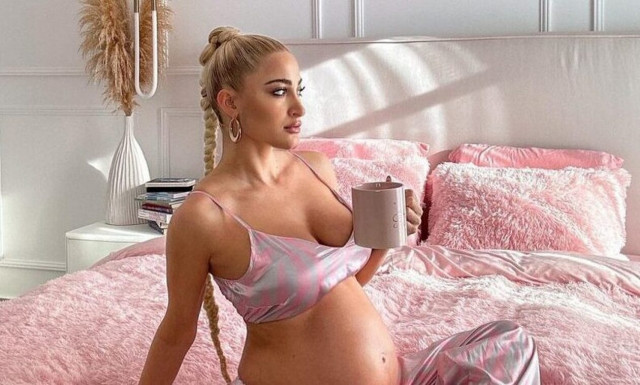 Ιωάννα Τούνη: Φωτογραφίζεται ολόγυμνη λίγο πριν γεννήσει