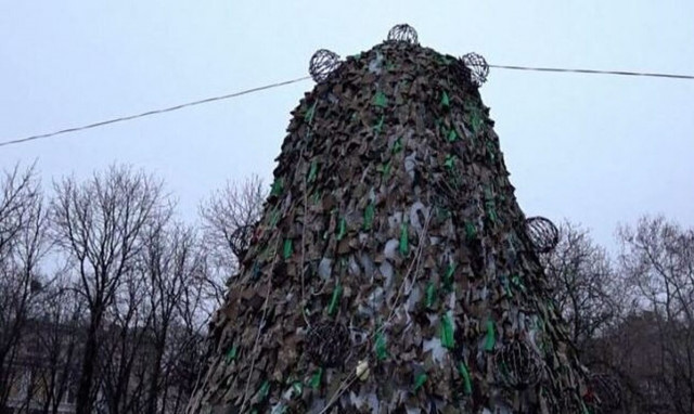 Ουκρανία: Έφτιαξαν χριστουγεννιάτικο δέντρο με δίχτυα παραλλαγής