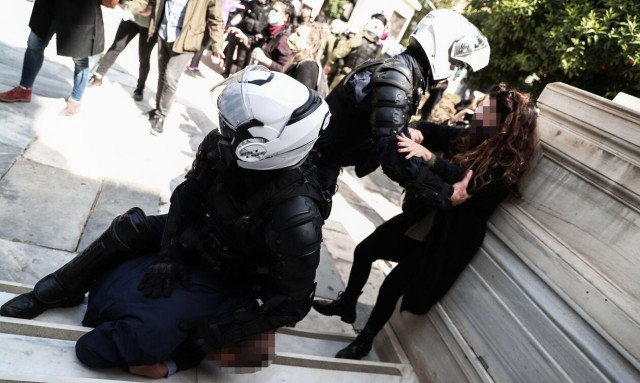 Σύνταγμα: Μαχαίρωσαν 16χρονη – Αναζητούνται δύο γυναίκες