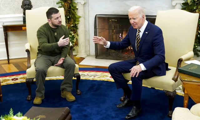 ΗΠΑ: Ο Ζελένσκι απένειμε μετάλλιο στον Μπάιντεν