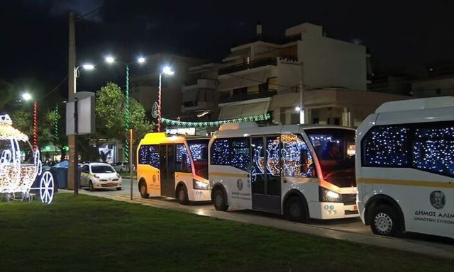 Τα δημοτικά λεωφορεία του Δήμου Αλίμου στολίστηκαν για τις γιορτές