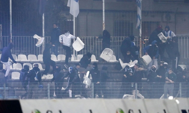 Super League: Τα επεισόδια διέκοψαν για 21 λεπτά το ΠΑΣ – Ολυμπιακός