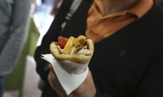 Κοζάνη: Σουβλάκι έστειλε στο νοσοκομείο 48χρονη