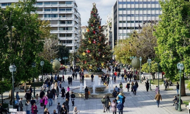 Εορταστικό ωράριο: Τι ώρα κλείνουν σήμερα και αύριο τα καταστήματα