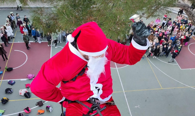 Ο Άι Βασίλης προσγειώθηκε σε Δημοτικό της Καλλιθέας