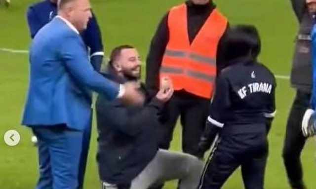 Αλβανία: Προσποιήθηκε τον τραυματία για να κάνει πρόταση γάμου