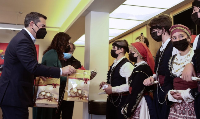 Χριστουγεννιάτικα Κάλαντα στον Αλέξη Τσίπρα από πολιτιστικά σωματεία