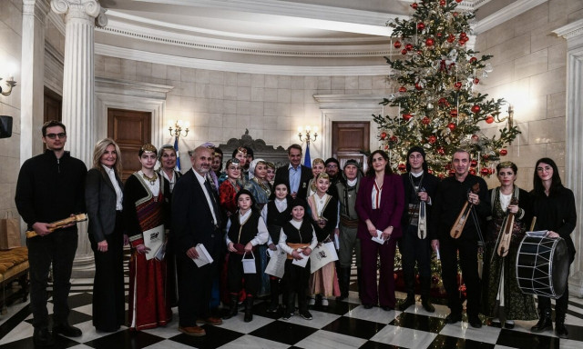 Χριστουγεννιάτικα κάλαντα στον Πρωθυπουργό και την οικογένειά του
