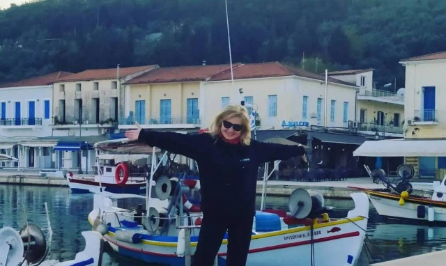 Αγγελική Νικολούλη: Μας δείχνει την στολισμένη πατρίδα της