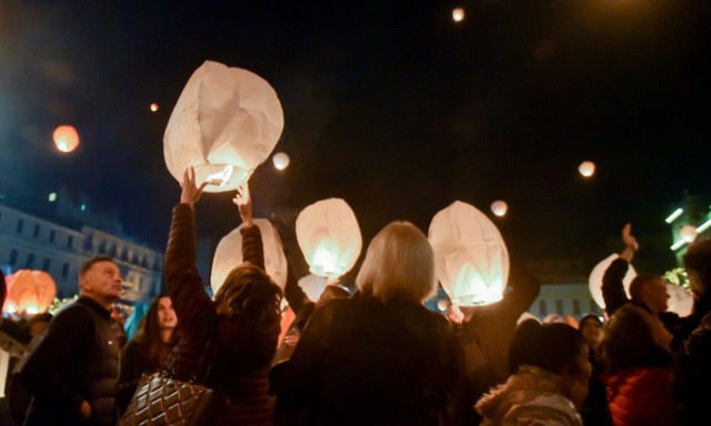 Εικόνες από τη μαγική «Νύχτα των Ευχών» στην πλατεία Κοτζιά