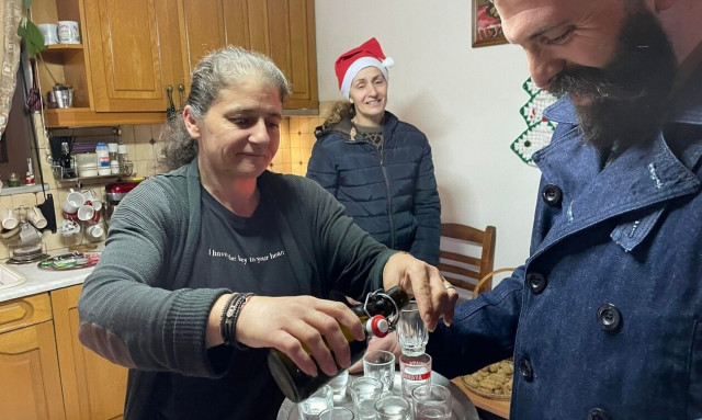 Χριστούγεννα: Ρακές, χαμόγελα και συγκίνηση στο Μοναστηράκι Ρεθύμνου