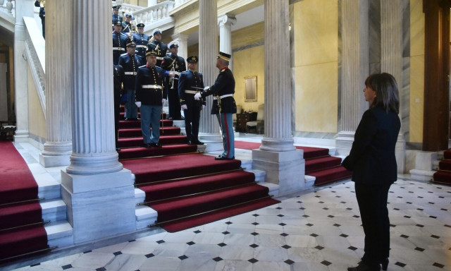 Sakellaropoulou receives carollers from all corners of Greece