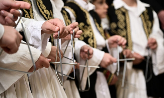 Χριστουγεννιάτικα κάλαντα με «άρωμα» Ελλάδας στα σοκάκια της Πόλης