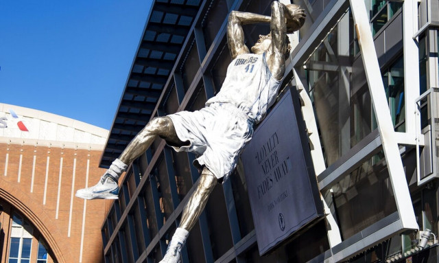 Ντιρκ Νοβίτσκι: Δάκρυσε στα αποκαλυπτήρια του αγάλματός του