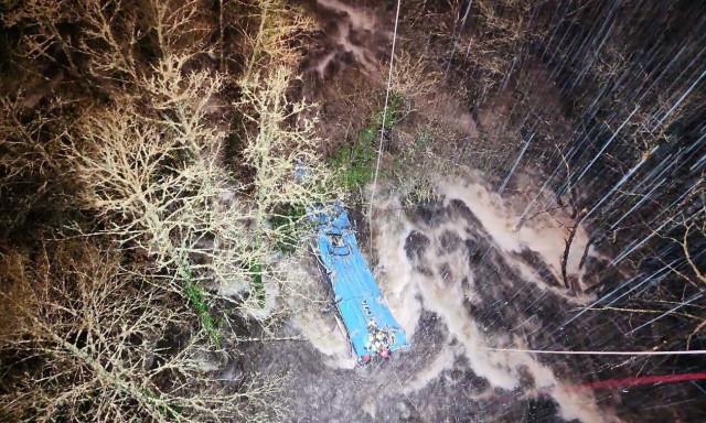 Ισπανία: Λεωφορείο έπεσε σε ποτάμι - Τρεις νεκροί, τέσσερις αγνοούνται