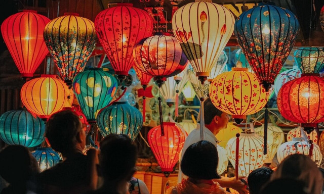 Η χώρα που δεν γιορτάζει τα Χριστούγεννα αλλά ωφελείται πολύ από αυτά