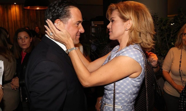 Γεωργιάδης-Μανωλίδου: Αγκαλιά μπροστά από το χριστουγεννιάτικο δέντρο