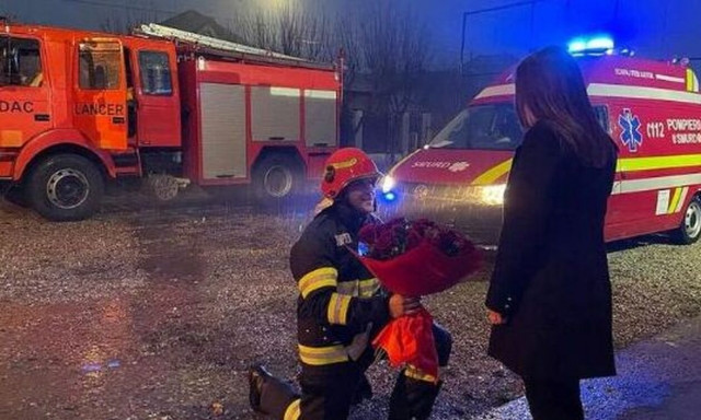 Μοναδική πρόταση γάμου! Η έκπληξη πυροσβέστη παραμονή Χριστουγέννων