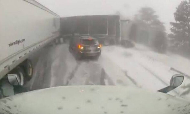 Καναδάς: Συγκλονιστικό βίντεο - Φορτηγό συνθλίβει τζιπ