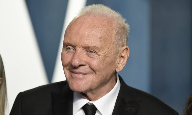 Άντονι Χόπκινς: Ευχήθηκε «Καλά Χριστούγεννα» χορεύοντας