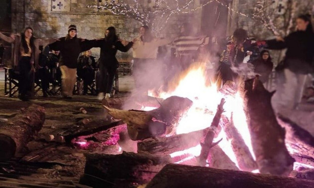 Γκούρα Κορινθίας: Με πλήθος κόσμου αναβίωσε το έθιμο Γουρουνοκαβγάδες