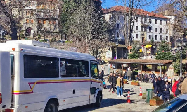 Πλήθος επισκεπτών στο Μέτσοβο: Το αδιαχώρητο σε δρόμους και μαγαζιά