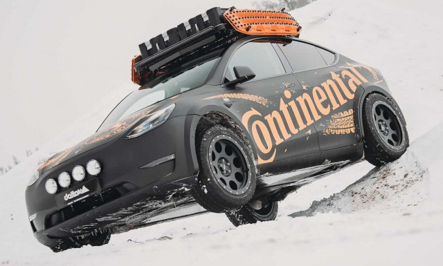 Και το Tesla Model Y παίρνει τα βουνά