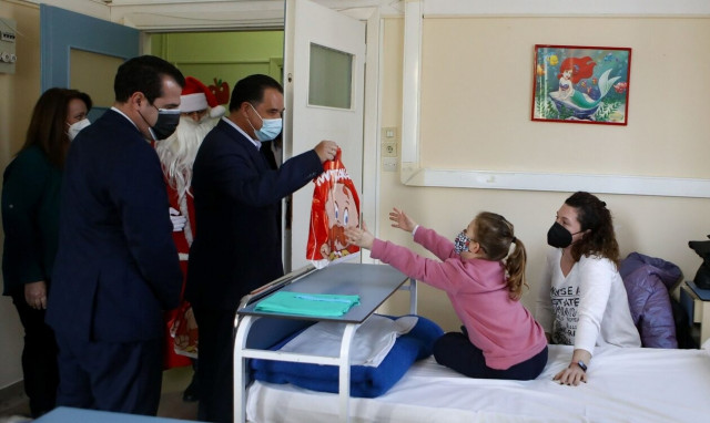 Δώρα σε νοσηλευόμενα παιδιά μοίρασαν Γεωργιάδης και Πλεύρης