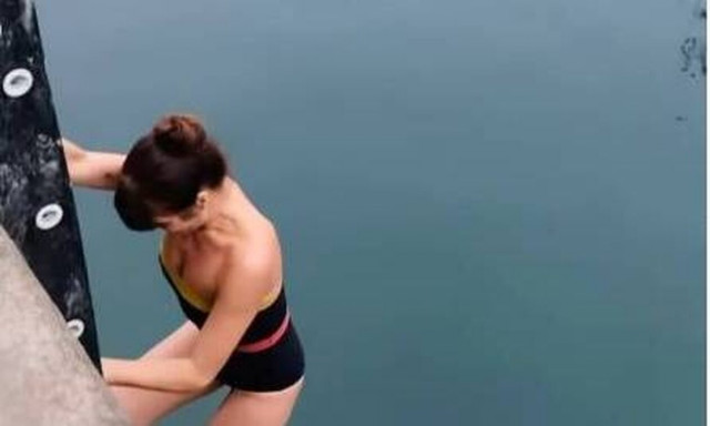 Ε. Κρίστενσεν: Βούτηξε στα παγωμένα νερά για τα 54α γενέθλια της