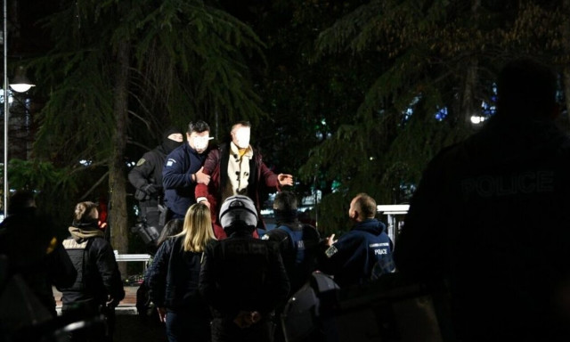 Λάρισα: Απειλούσε να αυτοπυρποληθεί στην Κεντρική Πλατεία (pics)