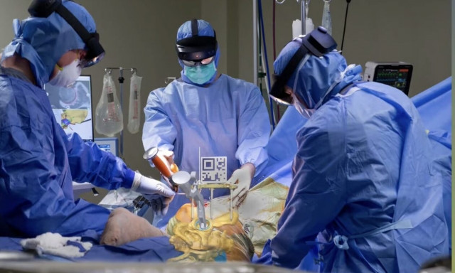 Ρομπότ και ολογράμματα μεικτής πραγματικότητας για επέμβαση στο γόνατο