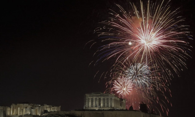 Πρωτοχρονιά: H Αθήνα υποδέχθηκε με λάμψη και τραγούδι το 2023