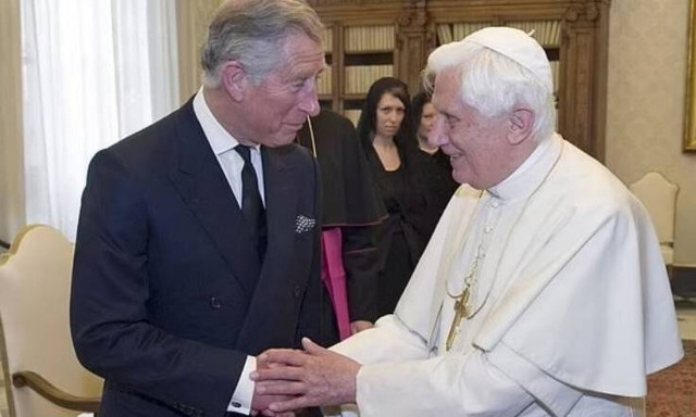 Φόρο τιμής στον πρώην πάπα Βενέδικτο από τον βασιλιά Κάρολο