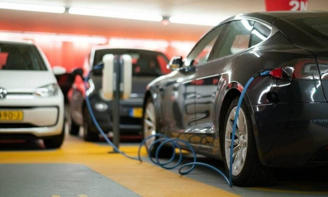«Μη φορτίζετε όλοι τα ηλεκτρικά αυτοκίνητα το βράδυ… Υπάρχει πρόβλημα»