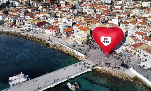 Πάργα: Ο Άγιος Βασίλης έφτασε με αερόστατο