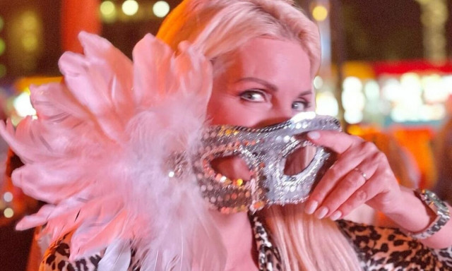 Μενεγάκη: Ρεβεγιόν με τον Μάκη και τις κόρες της (Φώτο)