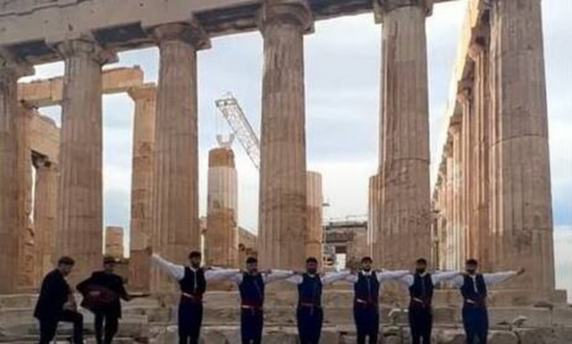 Δέος και περηφάνια: Χόρεψαν πεντοζάλη μπροστά από τον Παρθενώνα!