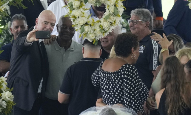 Ο Ινφαντίνο έβγαζε selfies δίπλα στο φέρετρο του Πελέ